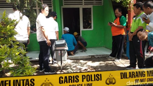 Polisi Police Line Lantai Panas Sekolah di Sidoarjo