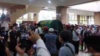 Usai disalatkan di Masjid Gede Kauman, jenazah Yunahar akan diberangkatkan ke lokasi pemakaman di Karangkajen, Yogyakarta.