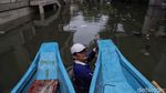 Banjir Masih Tinggi, Ojek Perahu Laris Manis di Pejagalan