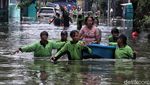 Banjir Masih Tinggi, Ojek Perahu Laris Manis di Pejagalan