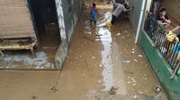 Banjir Mulai Surut, Lumpur-Sampah Penuhi Permukiman di Kampung Pulo Jaktim