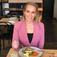 Aku tidak lagi berlatih tujuh jam sehari. Aku menjalani hidup normal. Dulu aku makan banyak untuk menjadi bahan bakar berkompetisi. Itu adalah penyesuaian dari atlet profesional ke kehidupan normal dan aku kesulitan, tutur Jelena kepada The Sunday Telegraph. Foto: Instagram @dokic_jelena