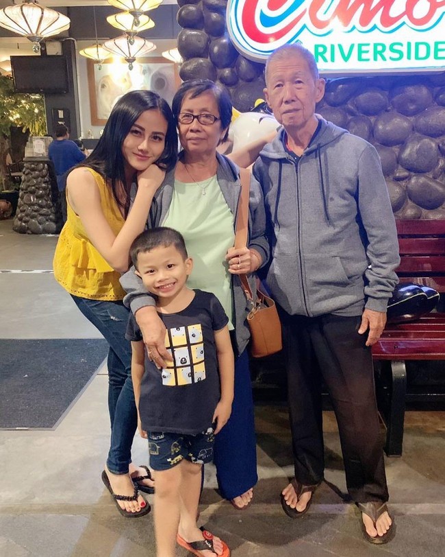 Jika dilihat dari postingan-postingan Instagramnya juga, wanita cantik ini sudah pernah mengisi acara di sejumlah stasiun televisi dan beberapa kota di Indonesia. Di dalam foto ini terlihat Gieya tengah berpose bersama anak dan kedua orangtuanya. Foto: Instagram @realgieya89