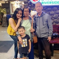 Jika dilihat dari postingan-postingan Instagramnya juga, wanita cantik ini sudah pernah mengisi acara di sejumlah stasiun televisi dan beberapa kota di Indonesia. Di dalam foto ini terlihat Gieya tengah berpose bersama anak dan kedua orangtuanya. Foto: Instagram @realgieya89