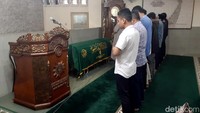 Usai disalati oleh ribuan pelayat di Kantor PP Muhammadiyah Yogyakarta, jenazah almarhum dimasukkan ke dalam ambulans sekitar pukul 10.09 WIB. Setelahnya jenazah ulama ini dibawa ke Kagungan Ndalem Masjid Gedhe Kauman Yogyakarta.
