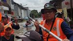 Kemenhub Evakuasi Korban Banjir di Jati Asih dan Teluk Gong