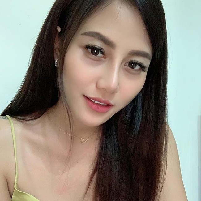 Pemilik pengikut Instagram sebanyak 102 ribu lebih ini terlihat seringkali mengunggah foto-foto dirinya melalui akun Instagram pribadinya di @realgieya89. Beberapa di antaranya juga terdapat foto-foto seksi dirinya. Foto: Instagram @realgieya89