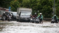 Genangan air yang cukup tinggi membuat sejumlah motor yang nekat menerobos kawasan itu menjadi mogok.