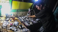 Banjir yang merendam sejumlah wilayah di Jabodetabek pada awal tahun 2020 ini membuat PLN memadamkan listrik di sejumlah tempat guna mengantisipasi warga tersengat listrik. Akibatnya, warga terdampak banjir pun kesulitan untuk mengisi daya barang elektronik mereka, salah satunya ponsel.