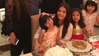 Bersama putri dan keluarganya, acara makan malam Aishwarya Rai semakin seru dengan kehadiran beragam kue. Foto: Istimewa