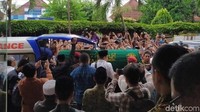 Wakil Ketua MUI yang juga Ketua PP Muhammadiyah Bidang Tarjih, Tajdid dan Tabligh, Prof Yunahar Ilyas, meninggal dunia. Sebelum diberangkatkan ke Masjid Gedhe Kauman, jenazah Yunahar sempat disemayamkan di di Kantor PP Muhammadiyah Jalan Cik Ditiro No 23 Yogyakarta.