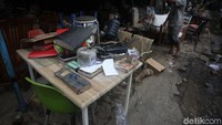 Tampak barang-barang dagangan ini masih berantakan.