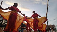 Pengelola agrowisata Bonto Labbu sengaja menghadirkan beberapa hiburan yang menarik bagi para pengunjung di waktu senja. Ada tarian kontemporer hingga musik akustik yang dimainkan oleh anak-anak muda setempat (Foto: Moehammad Bakrie/detikcom)