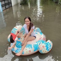 Gieya Alexandra adalah wajah dibalik video santuy saat menghadapi banjir 2020 yang sempat viral. Video santuynya yang memperlihatkan dirinya tengah asyik bersantai dan bermain di atas pelampung atau ban bentuk Flamingo itu banyak diunggah di Twitter dan beberapa akun lain di Instagram. Foto: Instagram @realgieya89