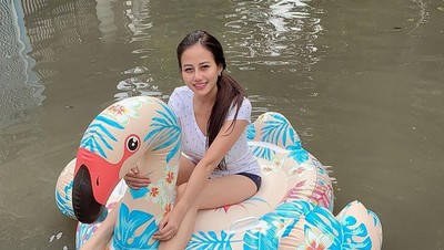 Ini Model Cantik yang Viral karena Santuy Naik Ban Saat Banjir