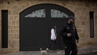Tidak jelas bagaimana Ghosn, yang memegang kewarganegaraan Prancis, Brasil, dan Lebanon, bisa meninggalkan Jepang. Lebanon tidak memiliki perjanjian ekstradisi dengan Jepang, menurut kementerian kehakiman Jepang, sehingga tidak mungkin ia bisa dipaksa kembali ke Tokyo untuk diadili.