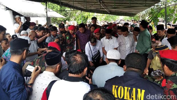 Isak Tangis Keluarga Iringi Pemakaman Prof Yunahar Ilyas
