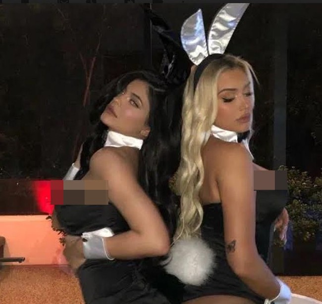 Pada pesta Halloween 2019, Kylie dan sahabatnya itu menggunakan pakaian bertema kelinci. Kylie dan Stassie tampak seksi dengan pakaian berpotongan leotard itu.  Foto: Instagram