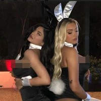 Pada pesta Halloween 2019, Kylie dan sahabatnya itu menggunakan pakaian bertema kelinci. Kylie dan Stassie tampak seksi dengan pakaian berpotongan leotard itu.  Foto: Instagram