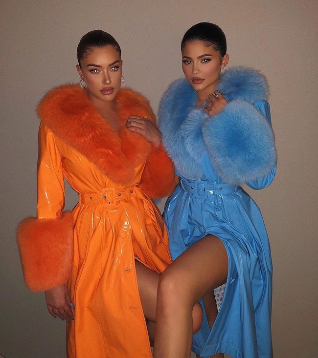 Keduanya kompak menggunakan coat dengan aksen bulu dari brand Saks Pott. Kylie menggunakan coat bulu warna biru, sementara Stassie menggunakan warna oranye.  Foto: Instagram