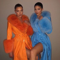 Keduanya kompak menggunakan coat dengan aksen bulu dari brand Saks Pott. Kylie menggunakan coat bulu warna biru, sementara Stassie menggunakan warna oranye.  Foto: Instagram
