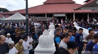 Pantauan di Masjid Gedhe, ribuan umat sudah memadati kompleks Masjid sejak sebelum salat Jumat. Bahkan saat salat Jumat berlangsung banyak di antara mereka yang tidak mendapatkan tempat salat.