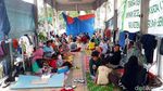 Halte TransJakarta Jadi Sasaran Tempat Mengungsi Korban Banjir