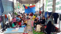 Kepala Divisi Sekretaris Korporasi dan Humas TransJakarta, Nadia Diposanjoyo, pun mengatakan warga dapat menggunakan halte TransJakarta yang tak beroperasi karena terdampak banjir untuk dijadikan tempat pengungsian sementara.