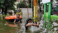 Ada pula warga yang memanfaatkan perahu karet untuk mengantarkan korban banjir lainnya beraktivitas sehari-hari.