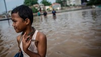 Saat meninjau lokasi banjir di Kampung Pulo, Jakarta Timur, Kamis (2/1/2020), Anies sempat ditanya perihal normalisasi. Menurutnya, bantaran sungai yang sudah dinormalisasi tetap saja kebanjiran. Antara Foto/Aprillio Akbar.