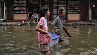 Meski belum buka seluruhnya, nampak sejumlah toko mulai kembali beroperasi menjajakan berbagai barang dagangan mereka.