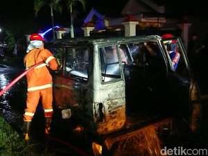 Gara-gara Lilin, Sebuah Mobil Hangus Terbakar