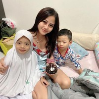 Melalui postingan-postingannya di Instagram pribadinya tersebut, Gieya juga terlihat kerap membagikan foto-fotonya bersama sang anak. Anak lelakinya yang bernama Alvin diketahui baru saja berulang tahun di bulan Desember. Dalam foto ini, terlihat Gieya bersama anak perempuannya memberikan surprise untuk Alvin. Foto: Instagram @realgieya89