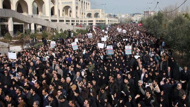 Warga Iran menggelar aksi protes terhadap serangan udara AS yang menewaskan Komandan Pasukan Quds Garda Revolusi Iran, Mayor Jenderal Qasem Soleimani