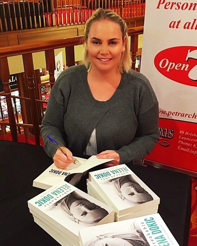 Beberapa menu yang sering dikonsumsinya selama diet adalah pizza sayuran, semangkuk berry dan anggur sebagai camilan di siang hari, jus cold press, hingga semangkuk campuran quinoa, chia, santan, biji labu, serta berry. Foto: Instagram @dokic_jelena