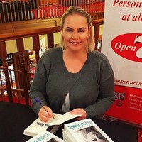 Beberapa menu yang sering dikonsumsinya selama diet adalah pizza sayuran, semangkuk berry dan anggur sebagai camilan di siang hari, jus cold press, hingga semangkuk campuran quinoa, chia, santan, biji labu, serta berry. Foto: Instagram @dokic_jelena