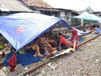 Warga Pesing Garden Jakbar Korban Banjir Bikin Tenda Pengungsian di Rel KA