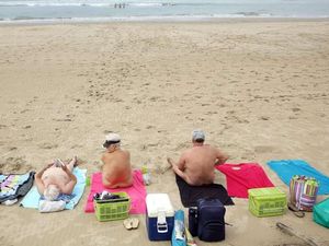Asyik Pose Seksi di Pantai Nudis, Eh Kok Diusir Polisi