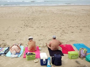 Asyik Pose Seksi di Pantai Nudis, Eh Kok Diusir Polisi