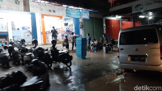 Listrik Nyala, Warga Korban Banjir Villa Nusa Indah Tak Lagi Gelap-gelapan