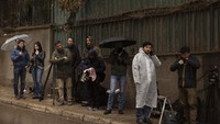 Jurnalis berkumpul di rumah yang diduga menjadi tempat tinggal Ghosn di Lebanon. Aparat Lebanon sendiri belum memutuskan apakah akan memanggil Ghosn namun dia menekankan Lebanon tidak punya kebijakan mengekstradisi warga negaranya ke negara asing. Biasanya, dalam kasus sebelumnya, dimana Lebanon menerima red notice dari Interpol, tersangka tidak ditahan namun paspor mereka disita dan kalau ingin bebas harus membayar jaminan.