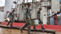 Sejumlah prajurit TNI AD turut membantu membersihkan kawasan gardu PLN yang sempat terendam banjir tersebut. Istimewa/Dok. PLN.