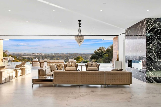 Rumah ini memiliki luas bangunan yang hampir mencapai 1.100 meter persegi. Terdapat lima kamar tidur dan sembilan kamar mandi. (Foto: The Agency Re)