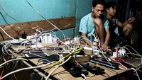 Tak sedikit warga yang berkumpul di tempat tersebut untuk mengisi daya listrik ponsel sembari menghubungi keluarga untuk memberikan informasi terkait kondisi mereka yang terdampak banjir.