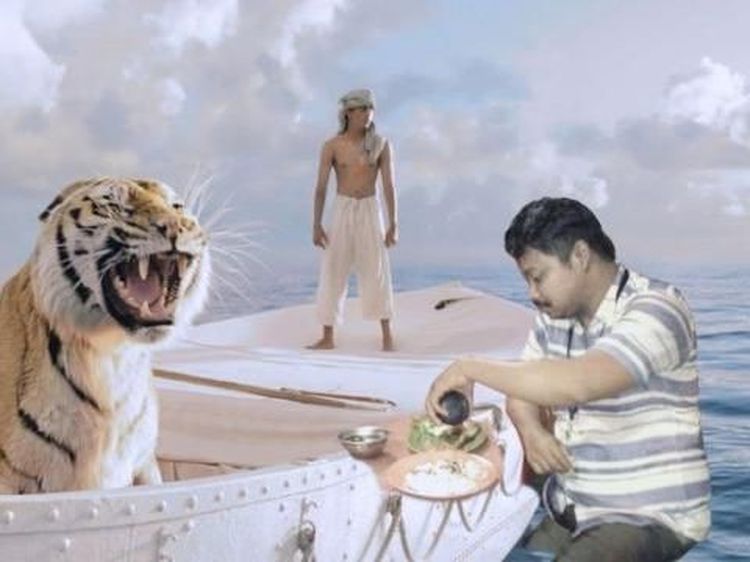 Melihat Lagi Meme Kocak Pria yang Makan Pecel Lele Saat Banjir