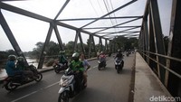 Jembatan tersebut menghubungkan kawasan Bekasi Utara dengan Bekasi Timur.