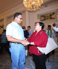  Chief of Public Policy and Government Relations Gojek, Shinto Nugroho tengah berbincang dengan Gubernur Provinsi DKI Jakarta di Balai Kota. Gojek berkomitmen mendukung upaya Pemerintah Provinsi DKI Jakarta untuk bersama menanggulangi bencana banjir Jakarta dan sekitarnya. 
