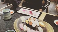 Heechul resmi dikabarkan berpacaran 1 Januari lalu oleh media Korea. Ini momennya saat menyantap beragam jenis sushi. Foto: Instagram @kimheenim