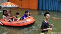 Warga pun menggunakan perahu karet untuk beraktivitas di saat banjir.