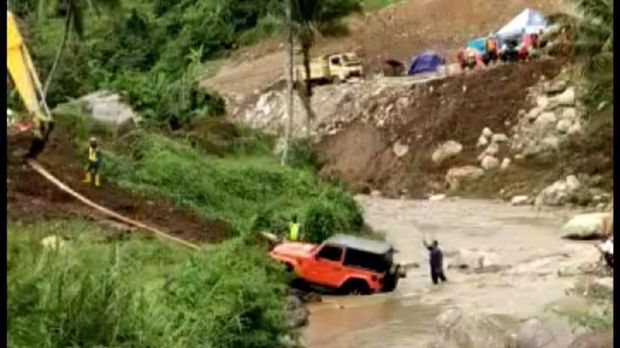 Mobil Dinas Miliaran Rupiah BUpati Karanganyar Gagal Nanjak